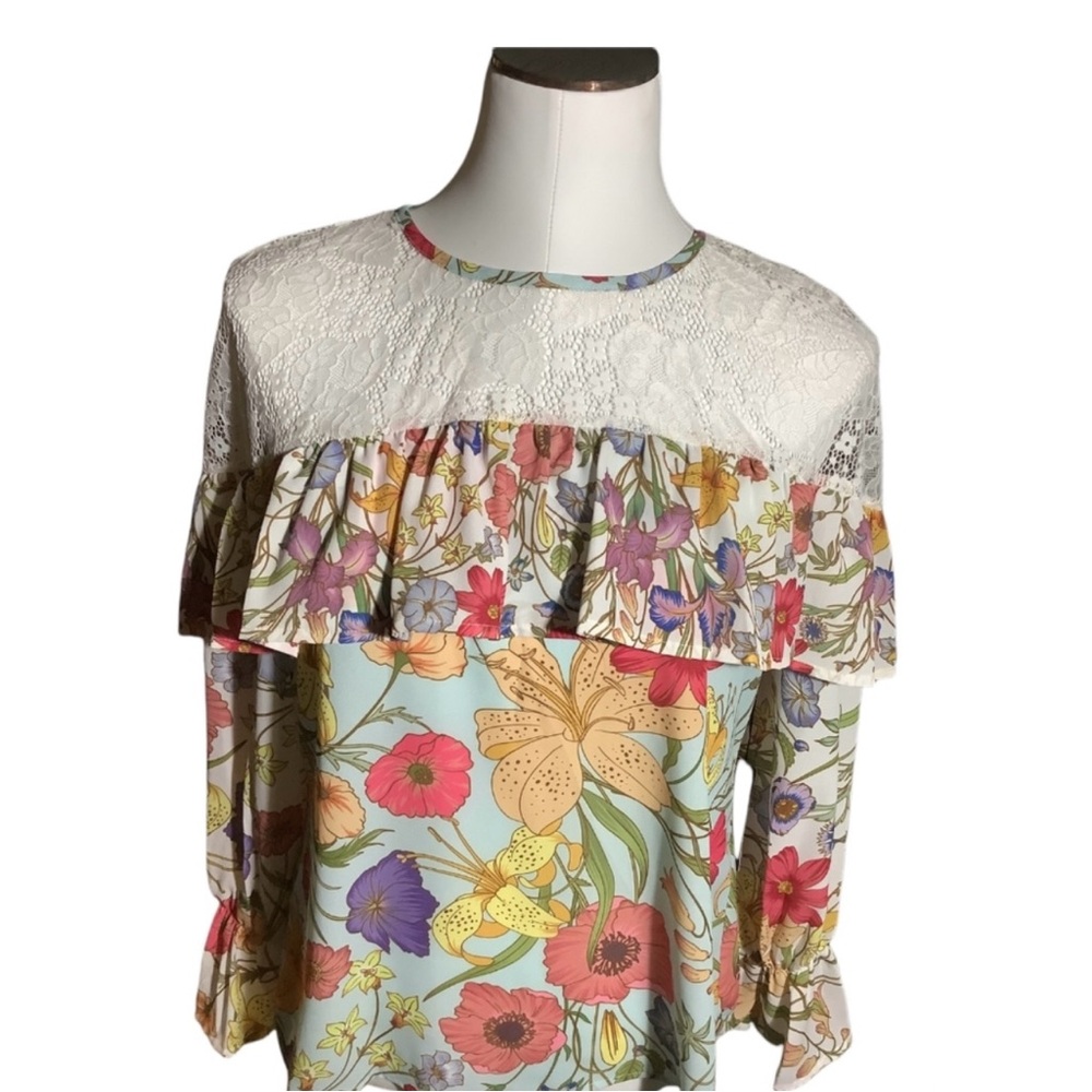 Beautiful Tea Garden Maxsport blouse. Gorgeous ivory lace neckline with ruffle.